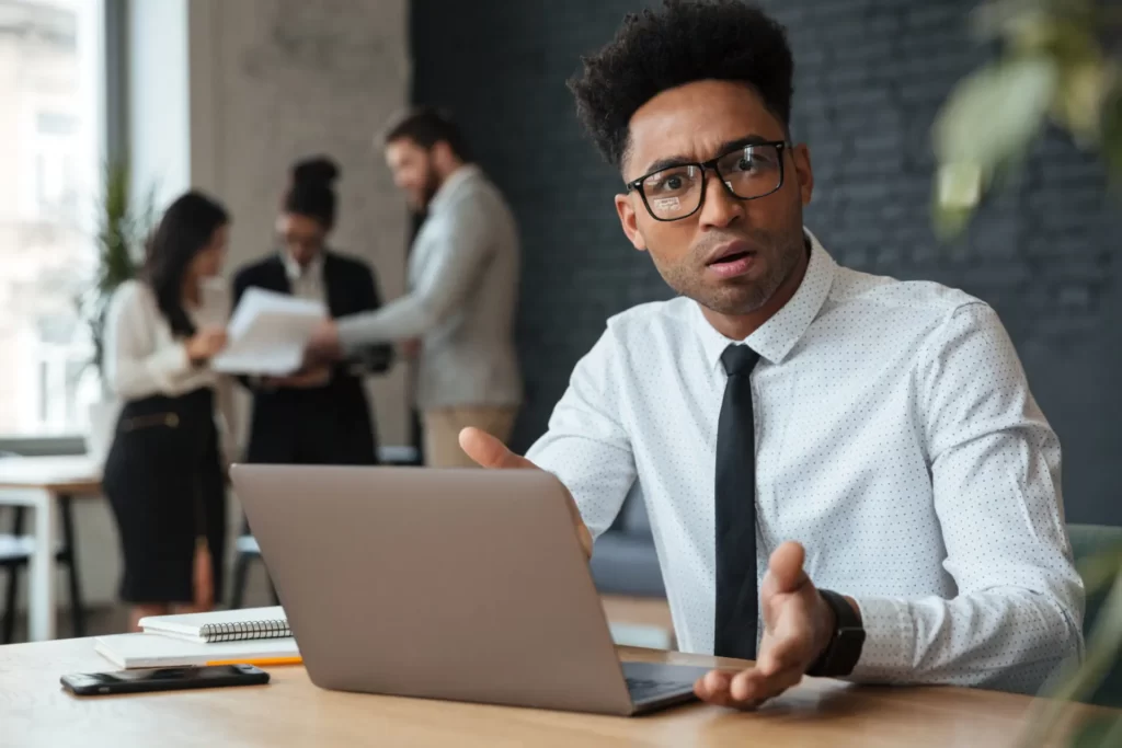 confused-young-african-businessman.jpg1_-1024x683 Descubra como as métricas de Marketing podem enganar